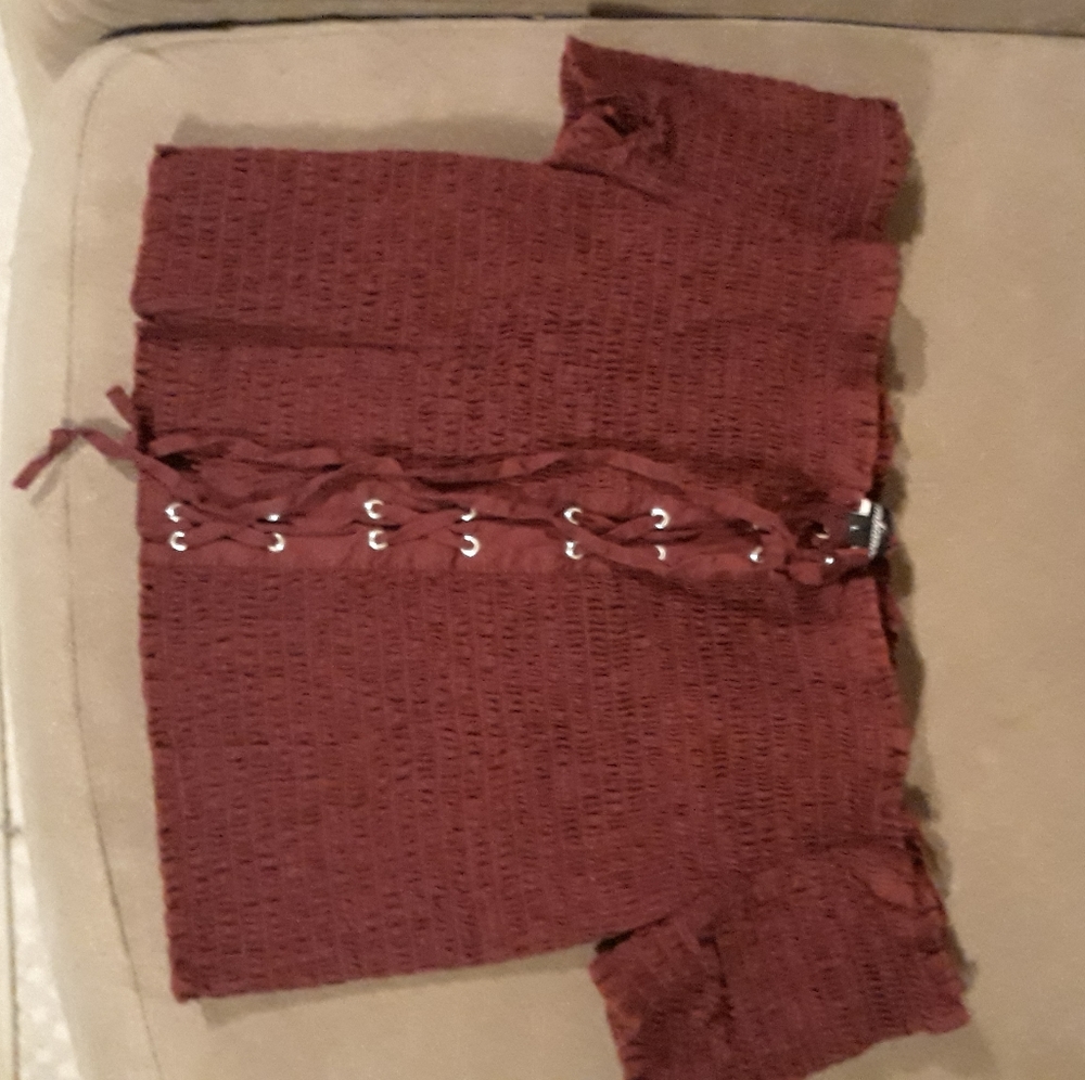Burgundy off shoulder cropped top, L